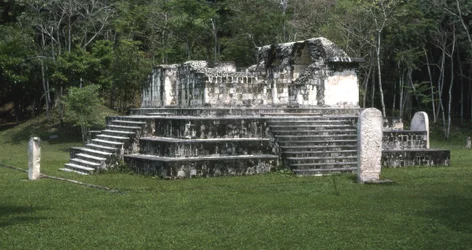 Vista del Templo A3 de Seibal, Período Clásico Último, 849 d.C.